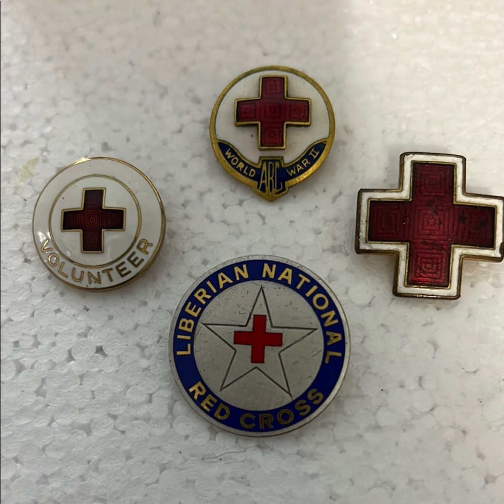 Red Cross Volunteer Pin Set